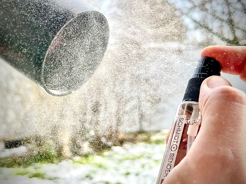 Spray lens surfaces with Cleaning Kit cleaning spray (2) with strong spray jet